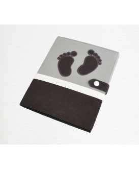 Protège carnet de santé garçon rigide personnalisé - baby feet - Cadeau de naissance personnalisé - gris - taupe
