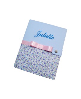Protège carnet de santé rigide personnalisé - Fleurs bleues - Cadeau de naissance fille personnalisé