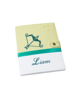 Protège carnet de santé rigide personnalisé vert anis - blanc - sagittaire - cadeau de naissance fille ou garçon