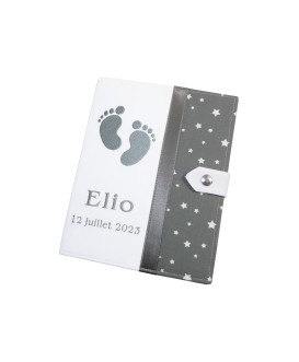 Protège carnet de santé garçon rigide personnalisé - baby feet - blanc - gris - Cadeau de naissance personnalisé
