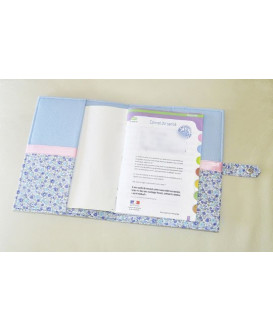 Protège carnet de santé rigide personnalisé - Fleurs bleues - Cadeau de naissance fille personnalisé