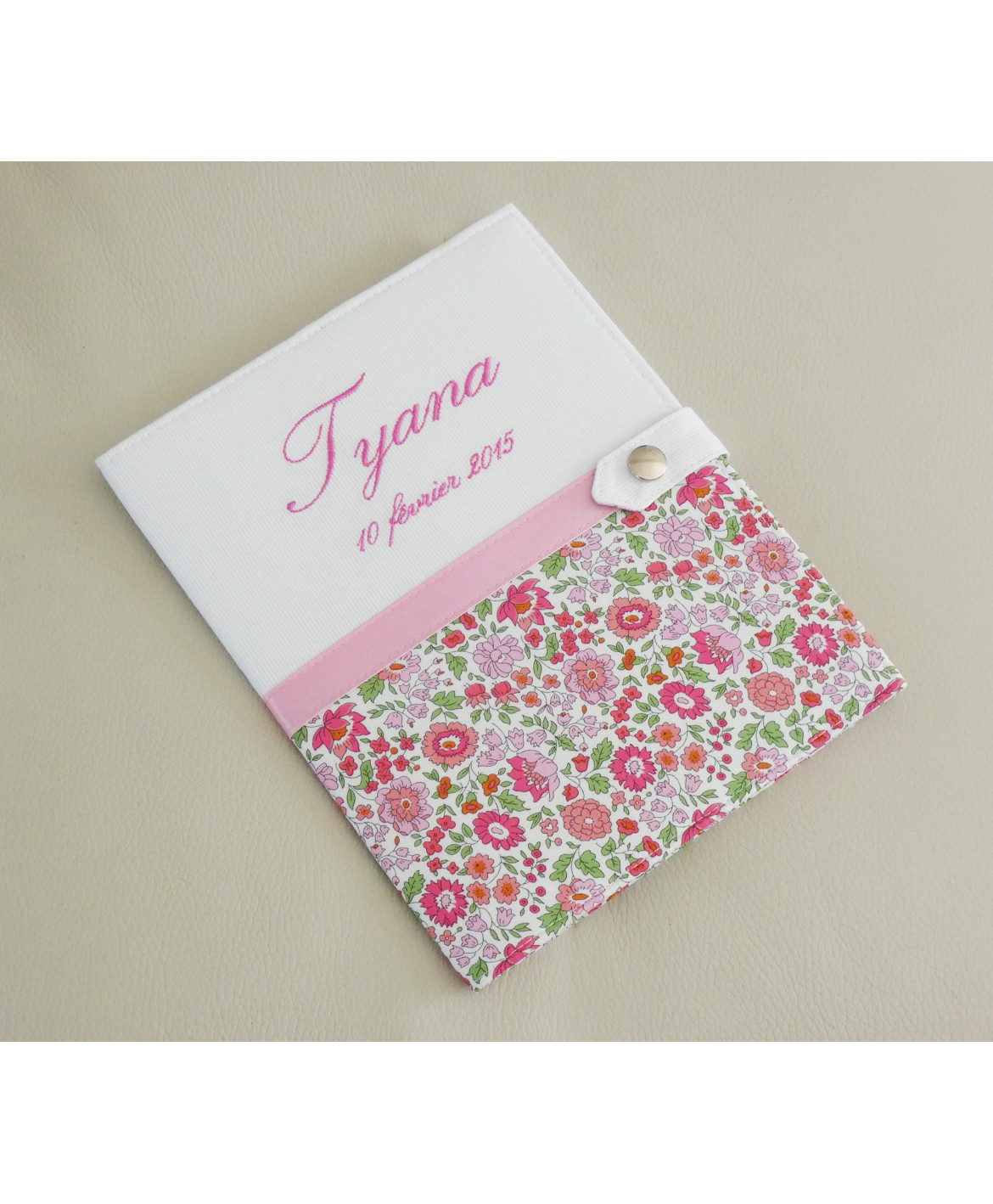 Protège carnet de santé rigide personnalisé blanc et liberty rose - Cadeau de naissance personnalisé Protège carnet de santé rigide personnalisé blanc et liberty rose - Cadeau de naissance personnalisé