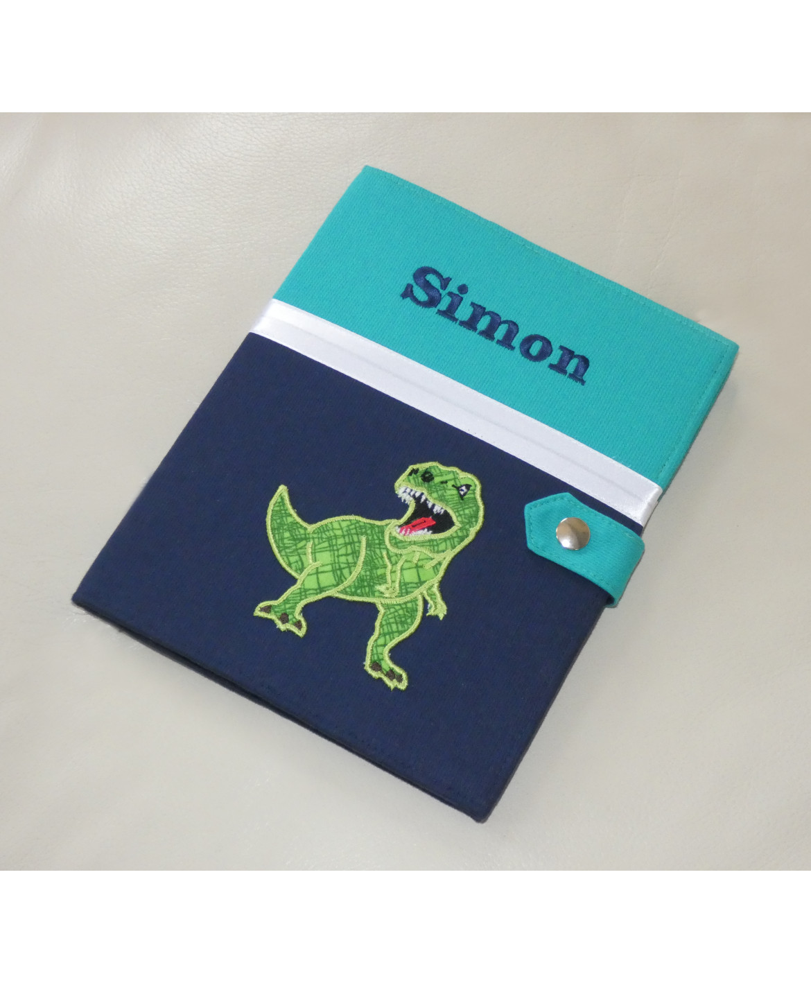 Protège carnet de santé rigide personnalisé - vert et bleu - thème dinosaure - Cadeau de naissance garçon Protège carnet de santé rigide personnalisé - vert et bleu - thème dinosaure - Cadeau de naissance garçon