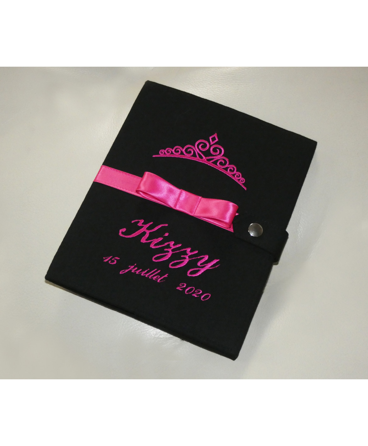 Protège carnet de santé rigide personnalisé noir - couronne - ruban fuchsia - fille Protège carnet de santé rigide personnalisé noir - couronne - ruban fuchsia - fille