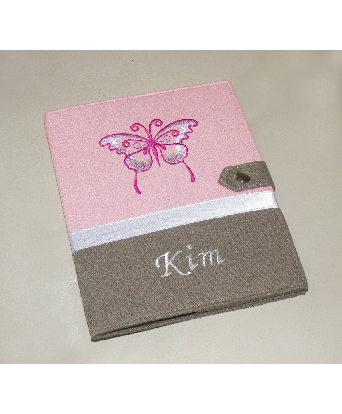 Protège carnet de santé rigide personnalisé rose et taupe - thème papillon - Cadeau de naissance fille personnalisé Protège carnet de santé rigide personnalisé rose et taupe - thème papillon - Cadeau de naissance fille personnalisé
